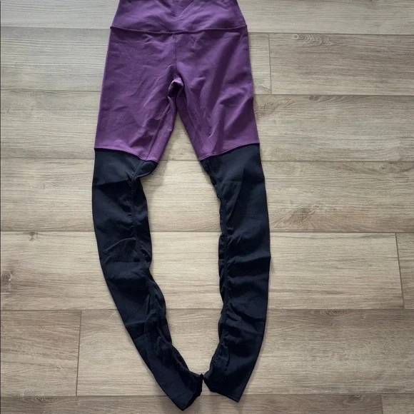 Alo Yoga Airbrush High-Waist Highlight Goddess Leggings in the Dark Plum & Black - Picture 5 of 7